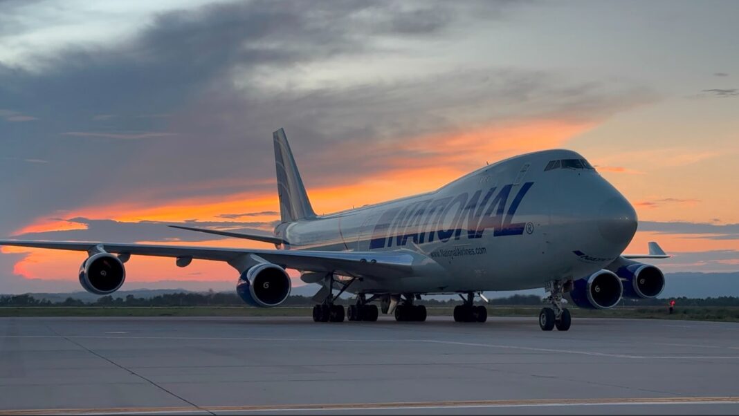 „Regina Cerului” a ajuns la Brașov, unul dintre cele cinci aeroporturi din România capabile să primească avioane de mari dimensiuni. Boeing-ul 747-400 Jumbo Jet, venit din Dubai, își descarcă marfa și va decola spre Hong Kong imediat după miezul nopții.