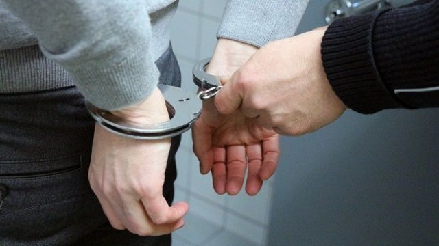 Tânăr de 23 de ani arestat preventiv după sechestrarea unei fetițe de 11 ani într-o benzinărie din Brașov. Procurorii avertizează părinții