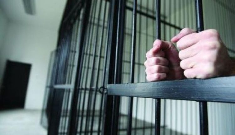 Tânăr din Brașov, în arest preventiv după ce și-a amenințat mama și a încălcat un ordin de protecție