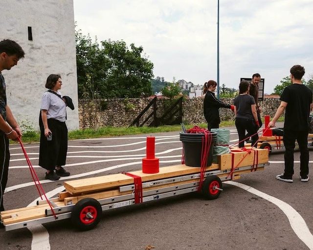 Tinerii din Brașov modelează viitorul urban cu mobilier inovator sub Tâmpa