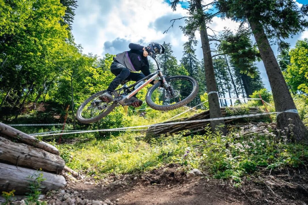 Vești excelente pentru pasionații de mountain bike: Telegondola facilitează accesul către Bike Park Postăvarul