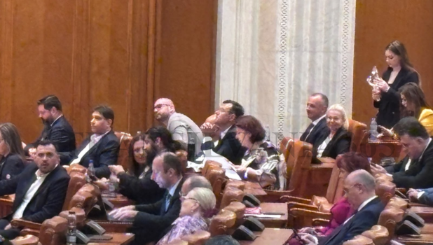 VIDEO. Absența parlamentarilor USR și PSD de la plen, pe banii contribuabililor!
