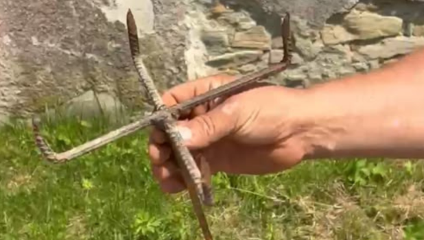 VIDEO. Capcane ascunse în pădurea din Cincu: Localnic rănit de o țepușă metalică