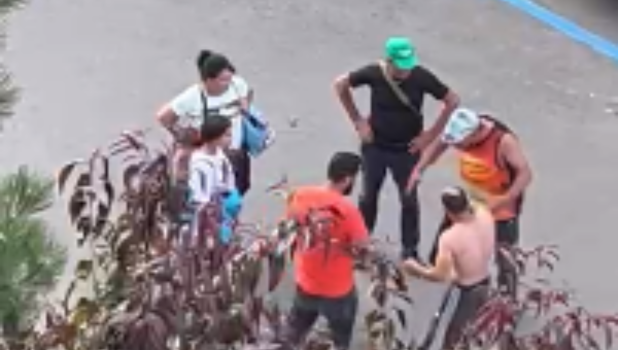 VIDEO. Clădirea a fost igienizată, dar strada rămâne sub ocupație! Coșmarul continuă pentru locuitorii din zona Onix