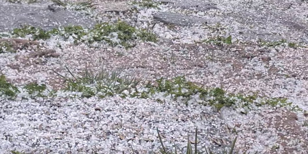 VIDEO. Furtună cu grindină și fulgere pe Vârful Omu. Traseele montane au fost acoperite de gheață