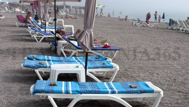 VIDEO. Românii și „cursa” pentru șezlonguri la mare! Ce îi determină pe turiști să se trezească la ora 4 dimineața pentru locurile din primul rând?