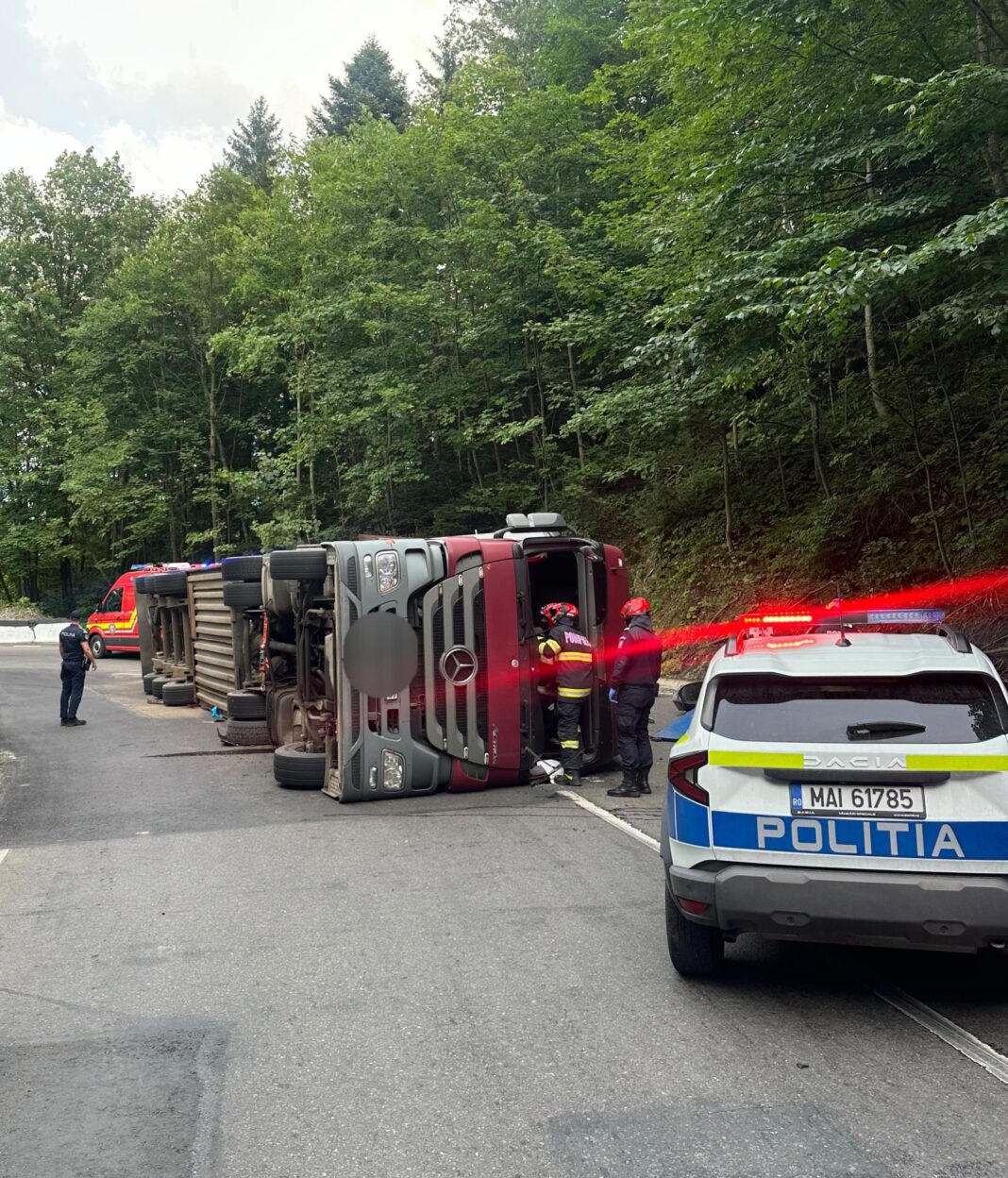 VIDEO Trafic oprit pe DN73A după răsturnarea unui camion într-o curbă