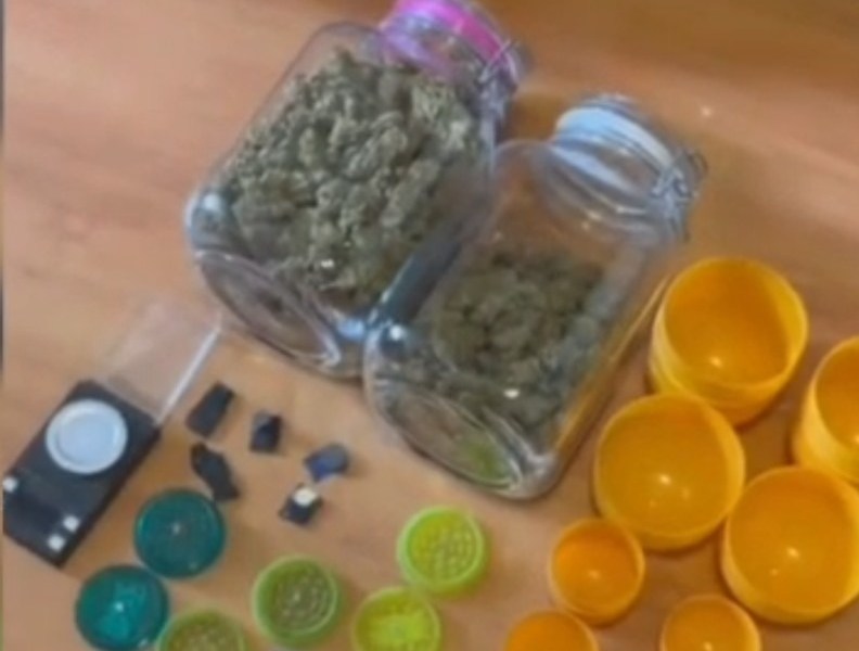 VIDEO/ Traficant de droguri capturat la Brașov: Comerț de canabis, cocaină și substanțe psihoactive prin metoda „dead-drop” și plăți în criptomonede