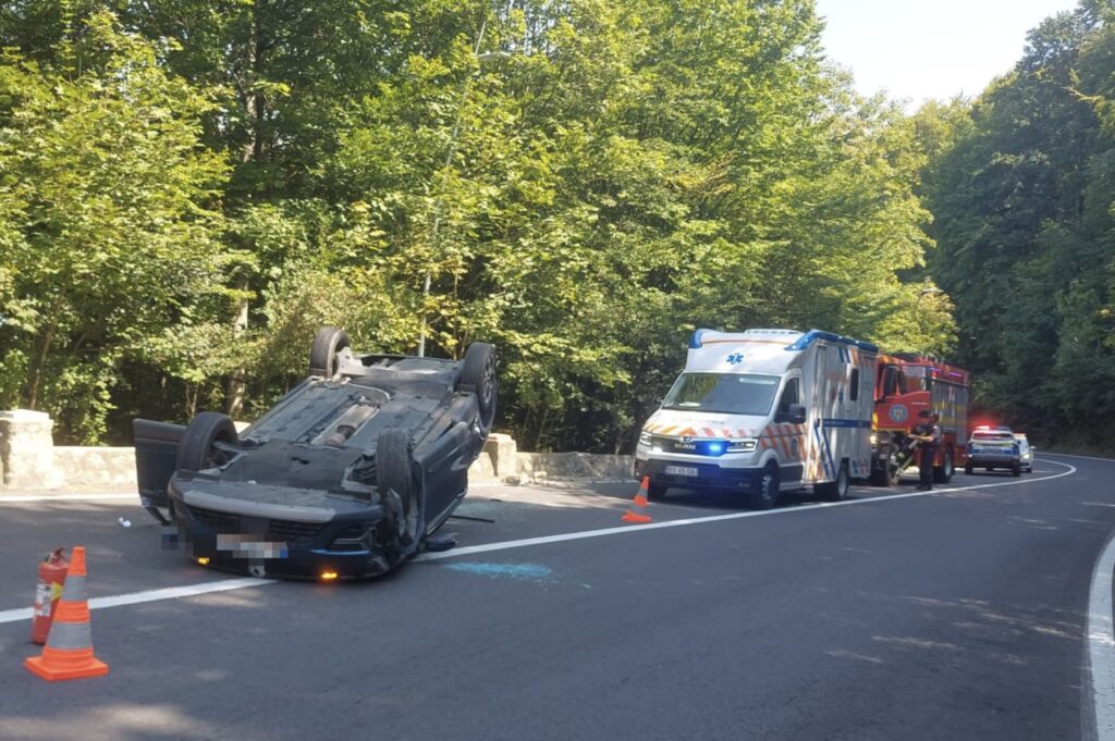 Accident pe drumul către Poiana Brașov: Mașină răsturnată și două persoane rănite