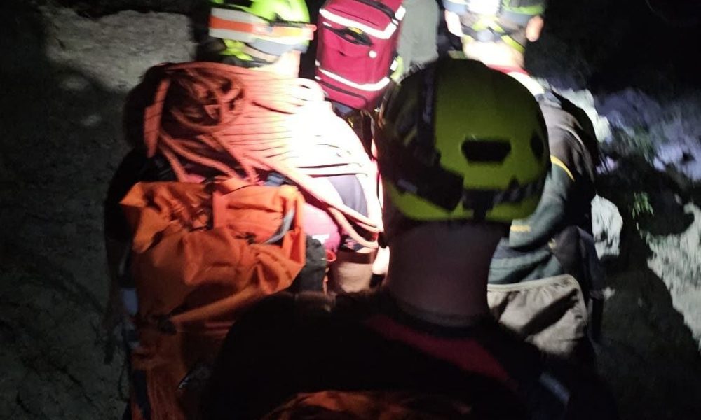 Acțiune de salvare nocturnă pe Valea Beliei: Cioban recuperat după o cădere într-o râpă