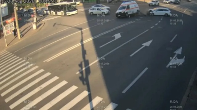 Ambulanță cu copil de 3 ani, implicată într-un accident grav în Iași (VIDEO)