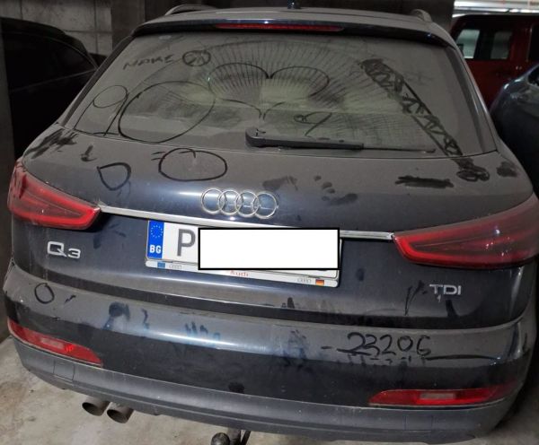 Autovehicul cu numere bulgărești, posibil părăsit în parcarea subterană din centrul Râșnovului