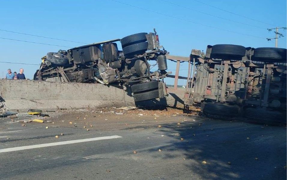 Circulația pe DN1 spre Brașov, paralizată: Un TIR s-a răsturnat la Păulești din cauza unei explozii de anvelopă