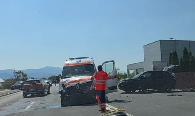 Coliziune gravă pe Calea Feldioarei implicând o ambulanță și un autoturism: Cinci persoane rănite
