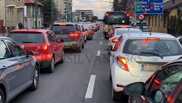 Coliziune rutieră la Brașov, în apropiere de „Ceasu’ Rău”. O victimă este prinsă între fiare