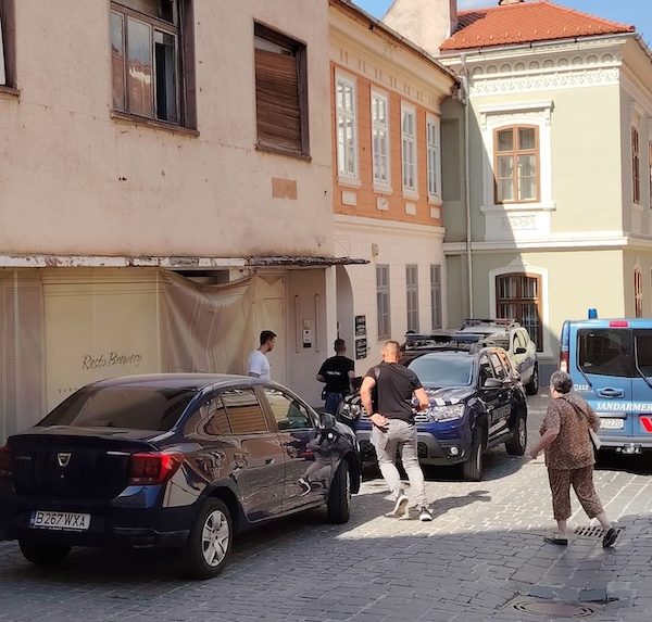 Confruntare Violentă în Centrul Brașovului: Intervenție de Urgență a Forțelor de Ordine