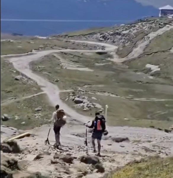 Doi turiști încearcă trotinetele electrice pe munte: „Dacă merg în oraș, merg și aici!”