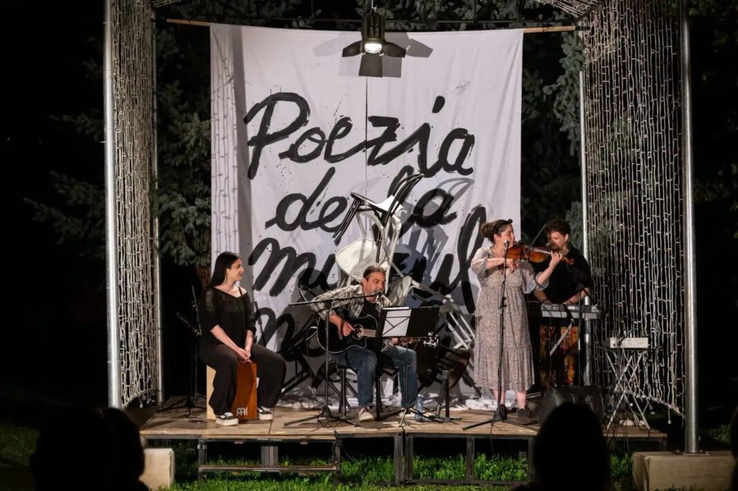 Evenimentul „Poezia de la Miezul Nopții” se întoarce: Actorii Teatrului Sică Alexandrescu recită în parc sau în foaierul teatrului