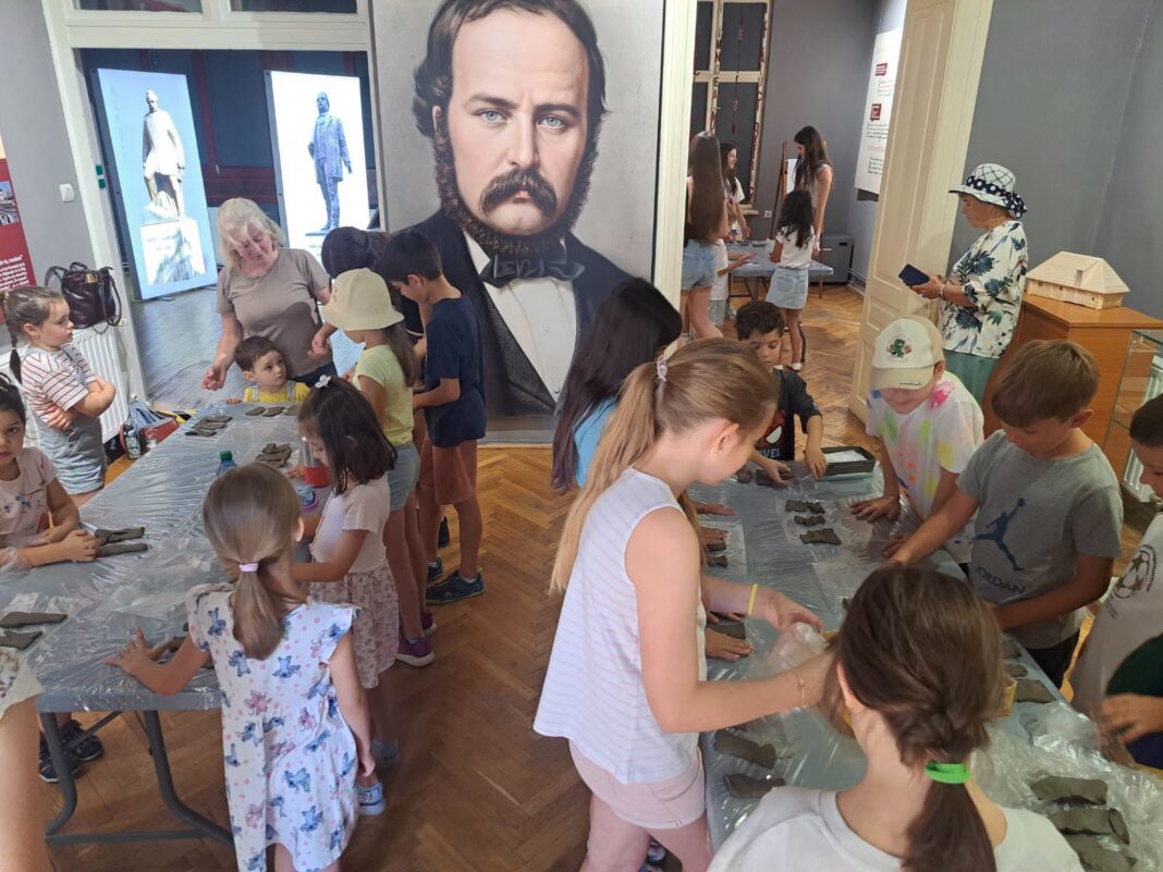 FOTO Lecții de preistorie, modelaj în lut și vizite la galerie: Atelierele de vară ale unui muzeu brașovean, un real succes