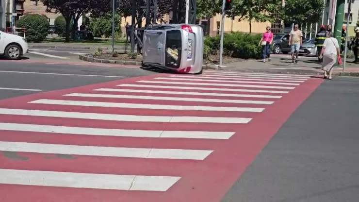 FOTO / VIDEO Coliziune rutieră la „Ceasu’ Rău” în Brașov: două mașini implicate, o persoană prinsă în interior