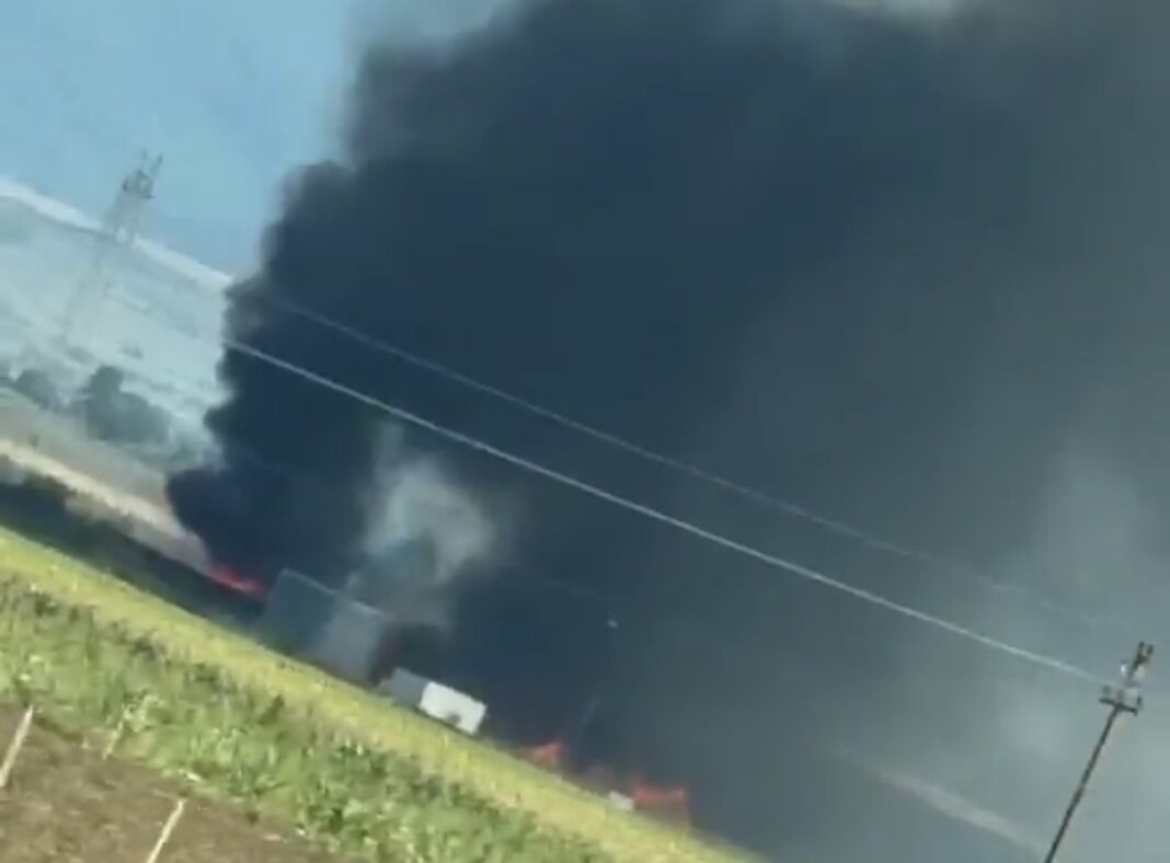 Incendiu devastator la o hală de deșeuri din Leț, Covasna. Pompierii din Brașov, solicitați pentru ajutor
