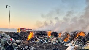 Incendiul de la centrul de colectare a deșeurilor din Covasna, stins după trei zile de luptă continuă. ISU Brașov a sprijinit intervenția