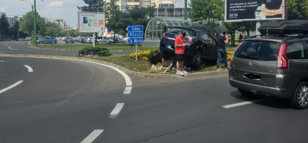 Incident spectaculos în giratoriul de la Mall AFI: Mașină ajunsă pe ghivecele cu flori