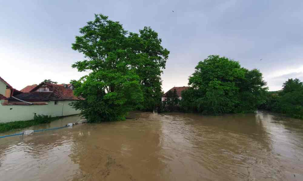 INHGA emite avertizare: Cod galben de inundații pentru râurile din Brașov