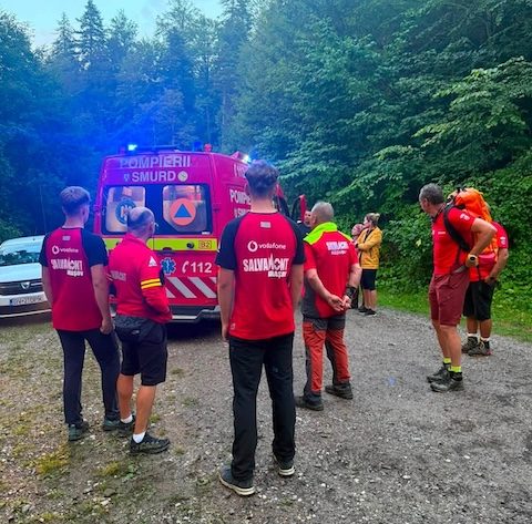 Intervenții de urgență în Valea Mălăești: Turist în pericol de hipotermie și o altă persoană rănită, salvați de echipa Salvamont Râșnov