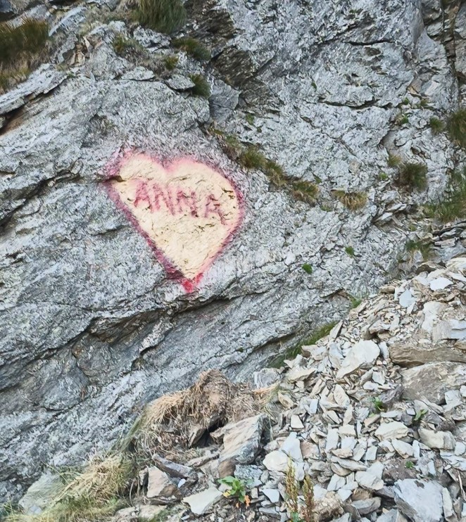 Iubire secretă dezvăluită pe Transfăgărășan: Identitatea „Annei” și misterele din spatele inscripției de pe munte