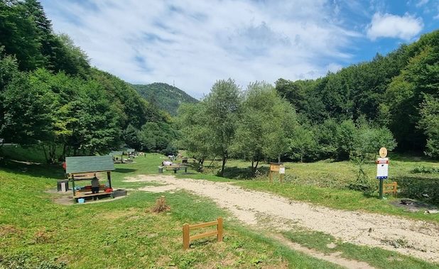 Lucrări de întreținere în zona „Iepure”: Mese revopsite și spațiu extins pentru relaxare