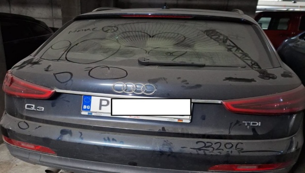 Mașină cu numere bulgărești, posibil abandonată în parcarea subterană din Râșnov, așteaptă să fie revendicată