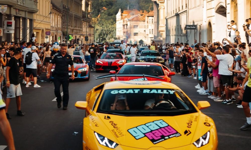 Mașini de excepție în centrul Brașovului: Caravana GOAT Rally 2026 ajunge marți în Piața Sfatului