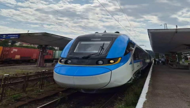 Noul tren achiziționat de la un producător asiatic începe să circule între București și Brașov