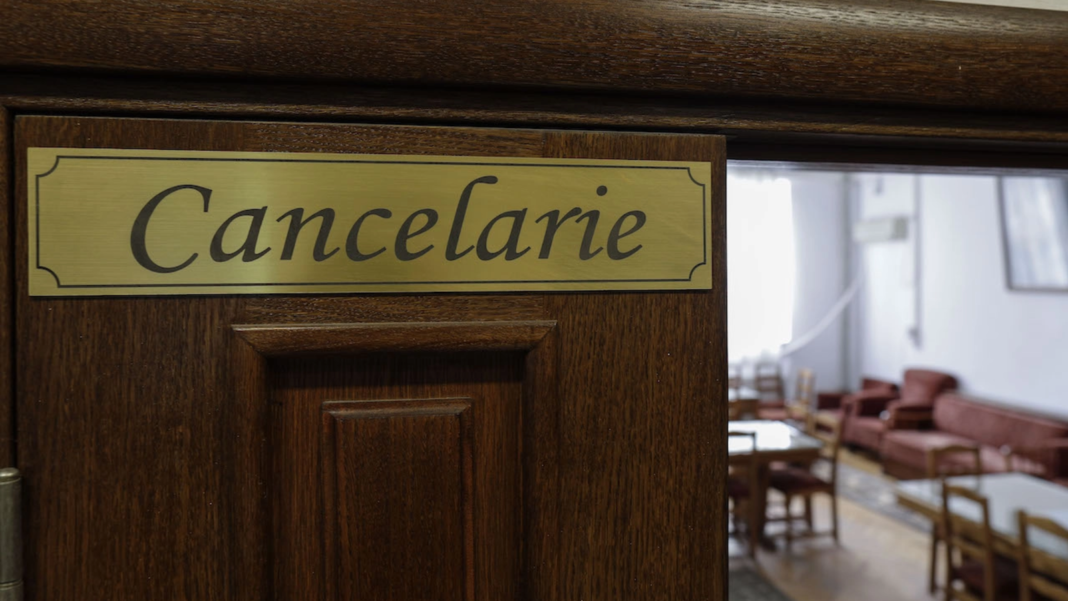Numărul orelor de predare obligatorii se reduce: maximum 8 ore săptămânal pentru directori. Camera Deputaților a adoptat legea privind degrevarea de la norma didactică