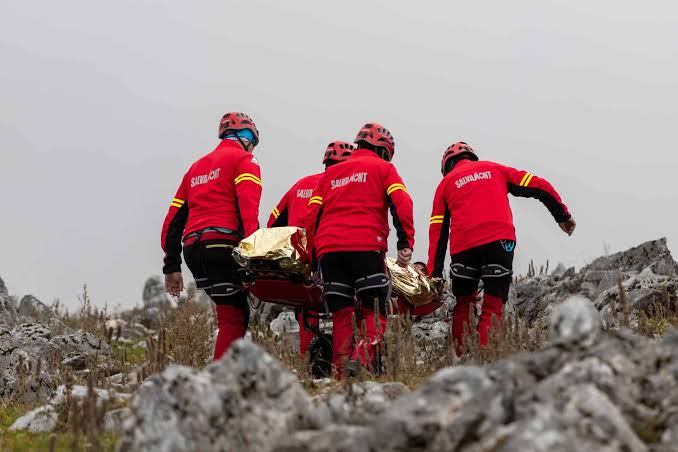 O tânără de 17 ani a fost descoperită fără cunoștință în Munții Făgăraș. Era într-un grup pe un traseu montan
