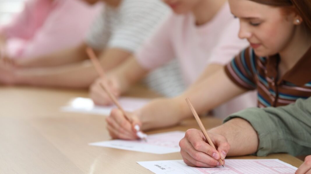 Organizația Salvați Copiii cere eliminarea examenelor proprii de admitere la licee: „Se vor accentua costurile ascunse ale educației, inclusiv meditațiile”