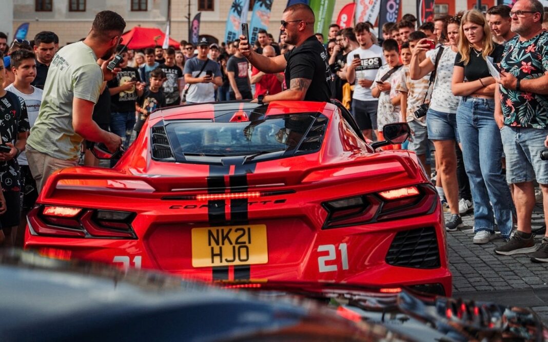 Parada de mașini impresionante sosește la Brașov. GOAT Rally își prezintă „bijuteriile” în Piața Sfatului