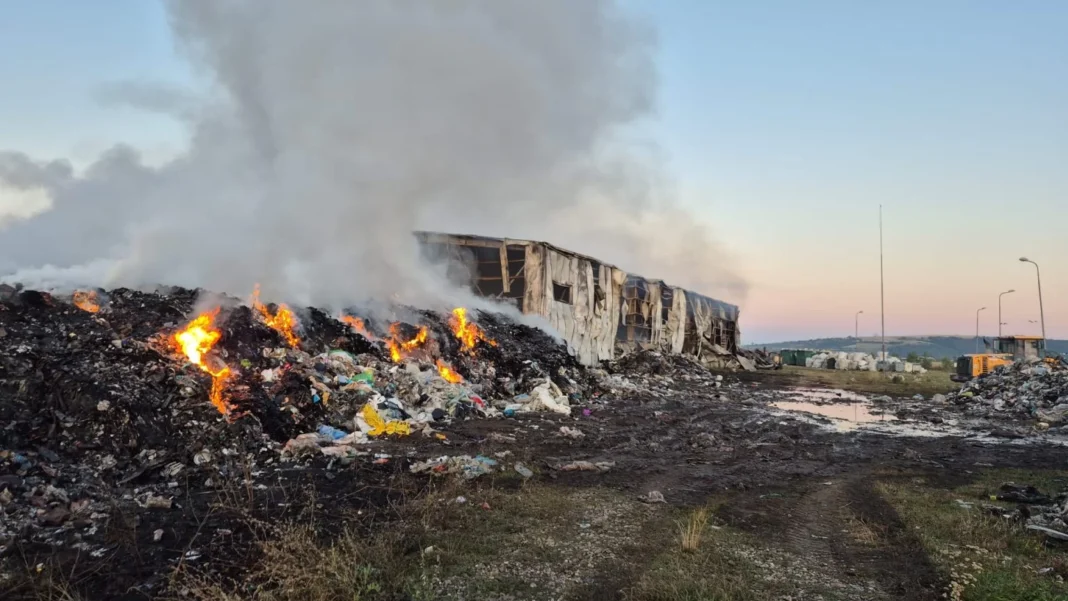 Pompierii din Covasna și Brașov luptă de peste 15 ore cu un incendiu la o hală de deșeuri din Leț
