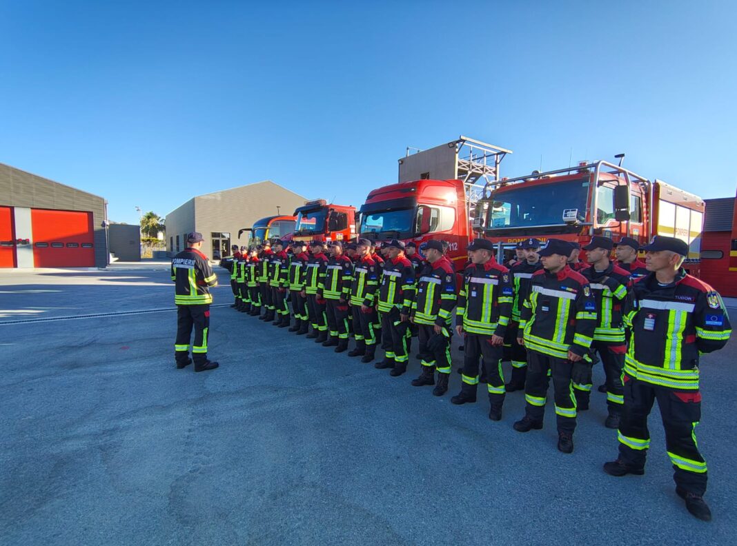 Pompierii români debutează în misiunea din Grecia pentru stingerea incendiilor forestiere
