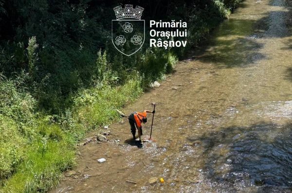 Primăria Râșnov intensifică eforturile de curățenie în albia pârâului Ghimbășel pentru protecția mediului