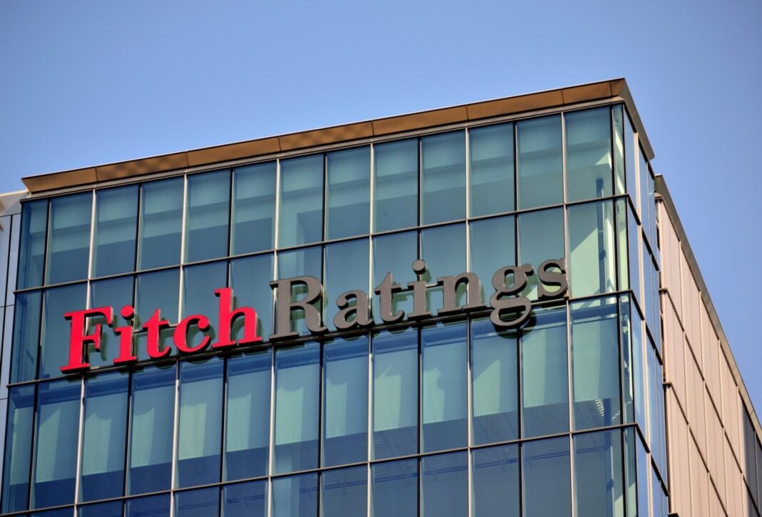 România rămâne la limita investițiilor: Fitch păstrează ratingul suveran BBB- cu perspectivă negativă