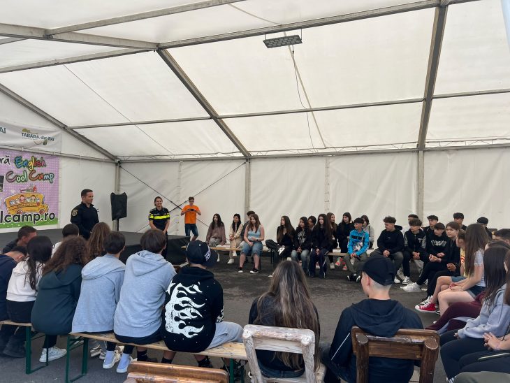 Tinerii din taberele brașovene, motivați să devină polițiști. IPJ Brașov promovează cariera în cadrul MAI
