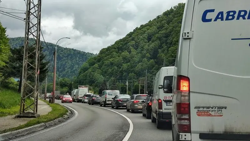 Trafic Intens pe DN 1: Coloane de Autovehicule la Bușteni și Între Predeal și Bușteni