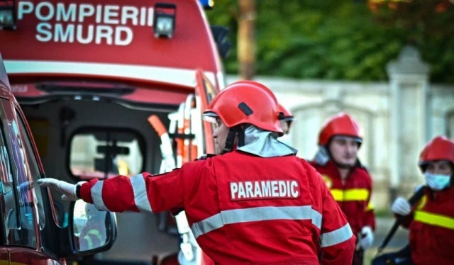 Trei victime și patru răniți într-un accident rutier grav cu trei autoturisme și un camion militar