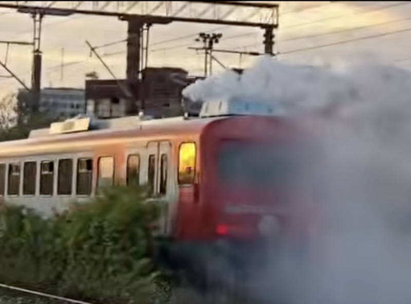 Un tren în flăcări blochează traficul spre Brașov și cauzează întârzieri semnificative