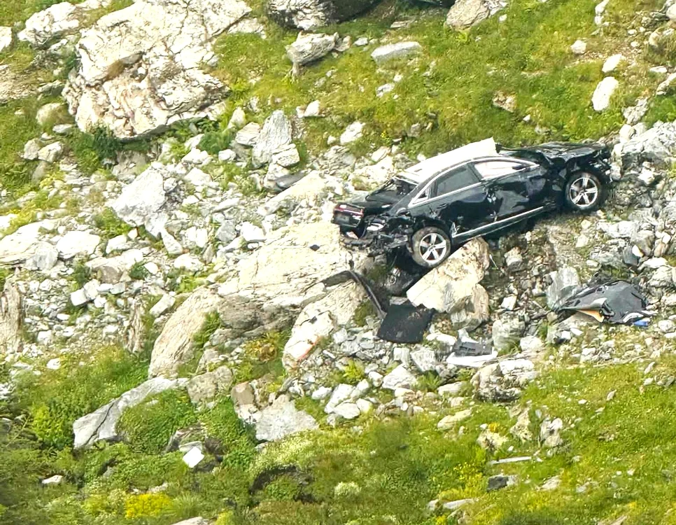 Vehicul prăbușit într-o prăpastie pe Transfăgărășan din cauza neglijenței șoferului. Al doilea incident similar al verii