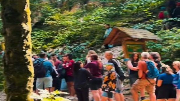 VIDEO. Aflux masiv de turiști la Canionul 7 Scări în weekend. Timp de așteptare de până la 3 ore