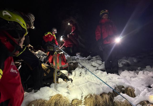 VIDEO Alertă în Brașov: Semnal luminos asemănător SOS, detectat pe munte din Valea Glăjeriei