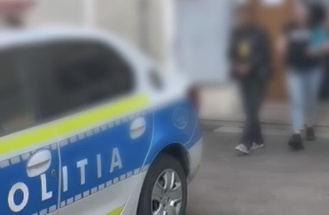 VIDEO. Incident de tâlhărie în centrul Făgărașului! Un bărbat a oferit o floare unei femei de 68 de ani înainte de a-i smulge lănțișorul și a fugi